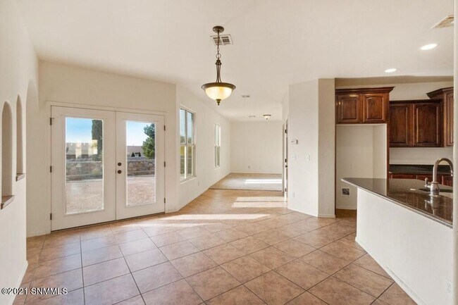 Building Photo - $500 off first months rent, Beautiful Home...