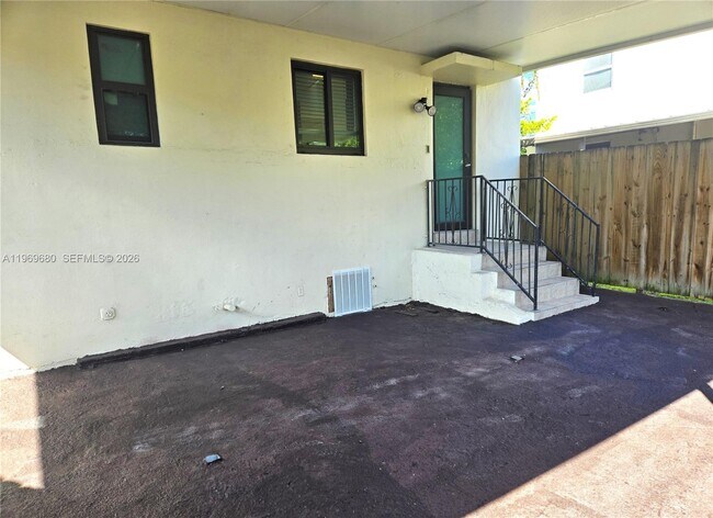 Building Photo - 323 SW 31st Ct