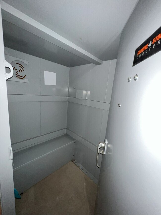 Building Photo - (3) Bed/(2) Bath + Study and Safe Room in ...
