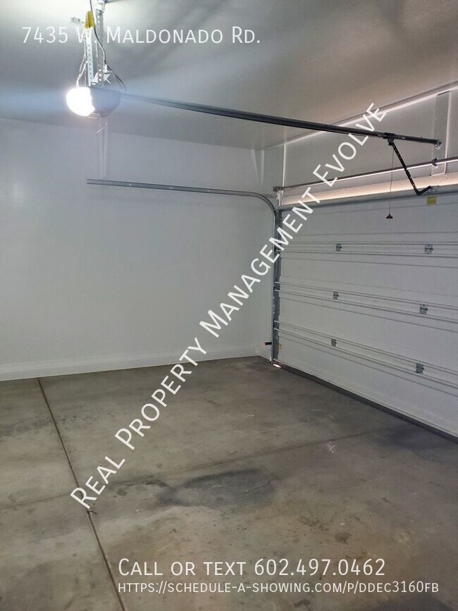 Building Photo - Modern and Elegant Rental Home in Laveen, ...