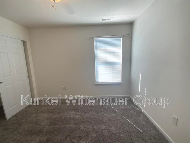Building Photo - 2437 Larchmont Dr