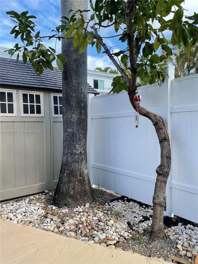 Building Photo - 1365 Marseille Dr