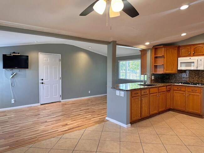 Building Photo - Spacious 4 Bedroom Home in Quiet Neighborhood