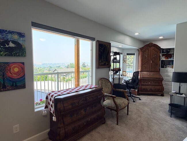 Building Photo - Executive 5 bed/4 bath home, POOL with pool service, decks with VIEWS, two kitchen/living room ar...