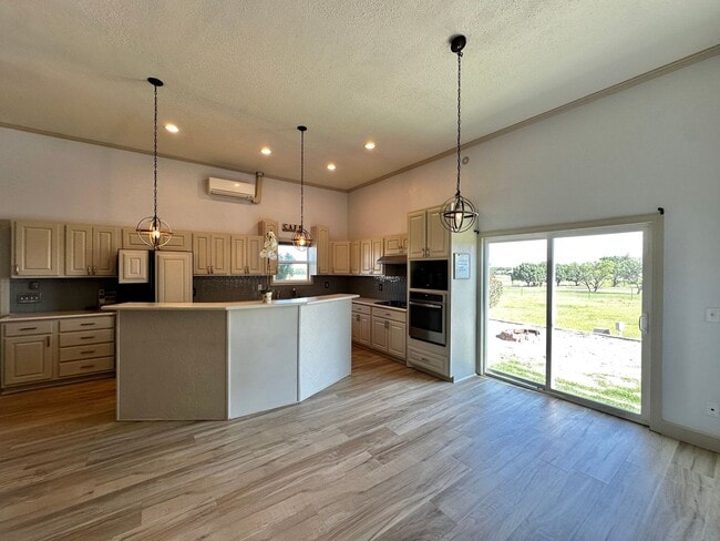 Building Photo - Barndominium in the Country!