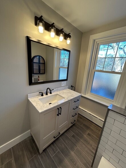 Full bath - 1407 Delaware Ave