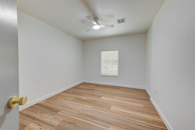 Building Photo - 1202 Windsor Way
