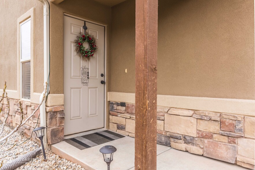 Building Photo - 1000 E Bluff View Dr