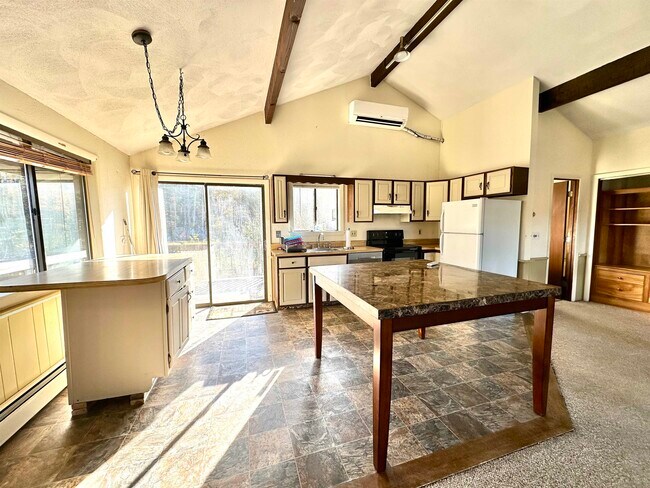 Building Photo - 253 Linderhof Strasse