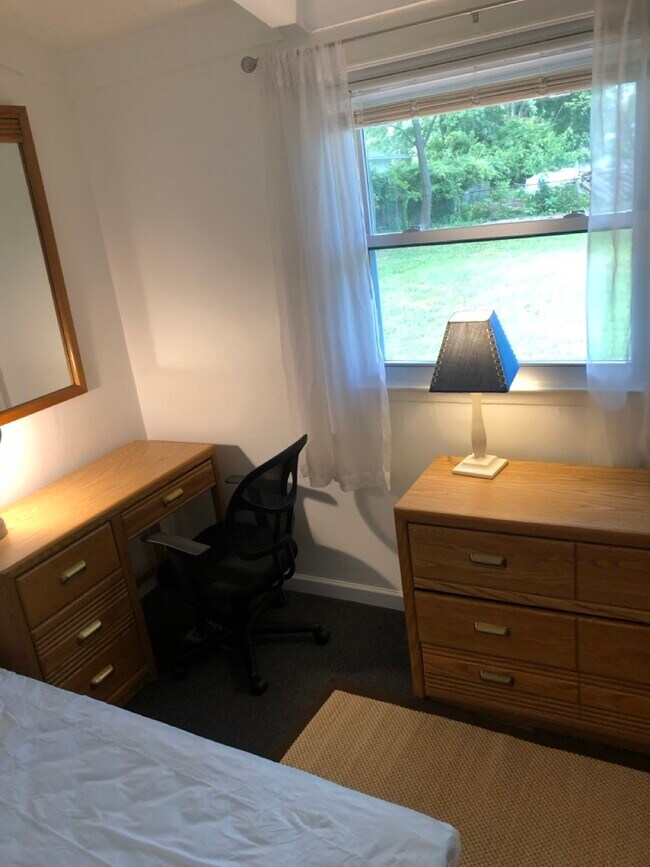 Building Photo - 303 Old Town Rd