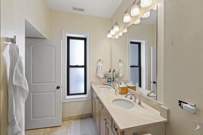 Building Photo - 2 bedroom in Chicago IL 60640