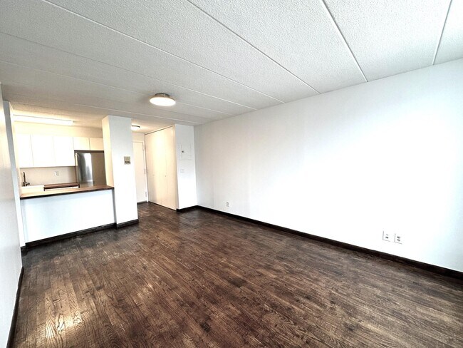Building Photo - 97-12 63rd Dr