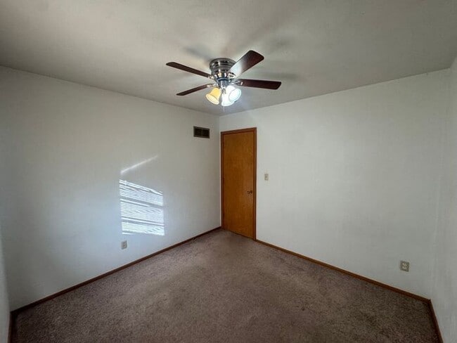 Building Photo - ***6 OR 12 MONTH  LEASE OPTIONS***4BR 2BA Home w/ Central Air • Porch • Great Location in Indepen...