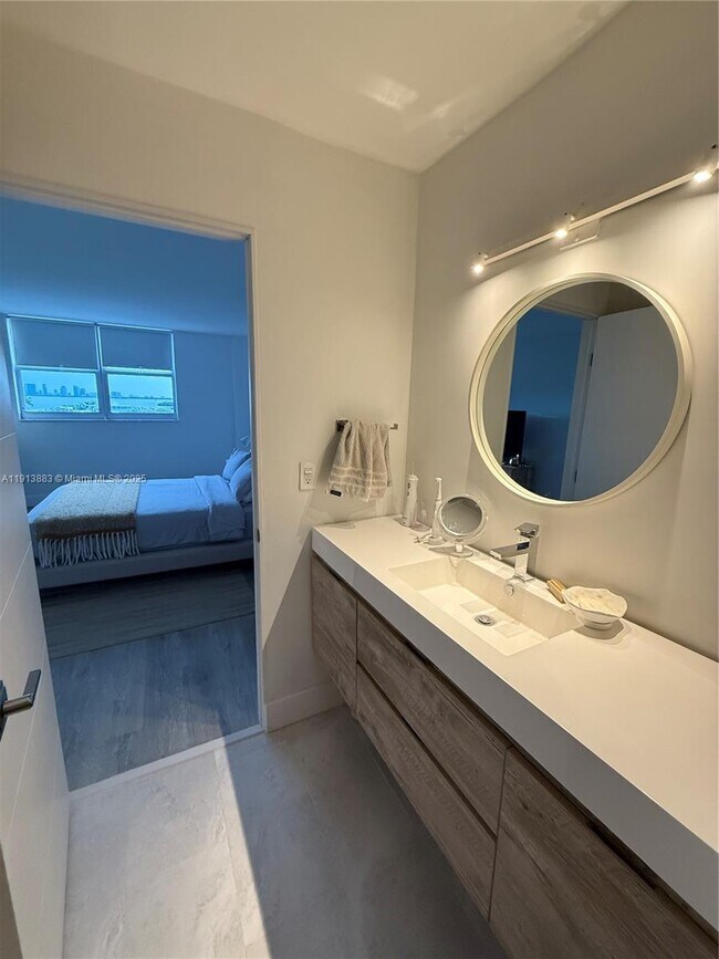 Building Photo - 6900 Bay Dr