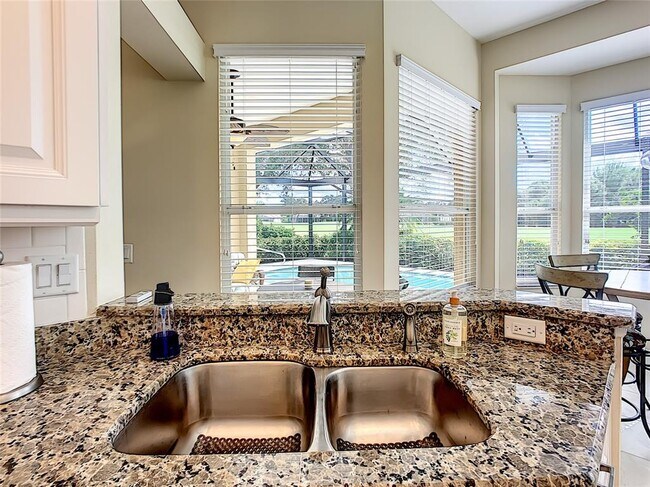Building Photo - 539 Fallbrook Dr