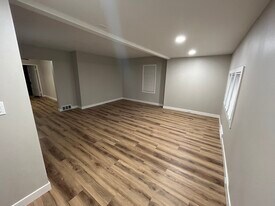 Building Photo - 611 S Hawthorne Ave