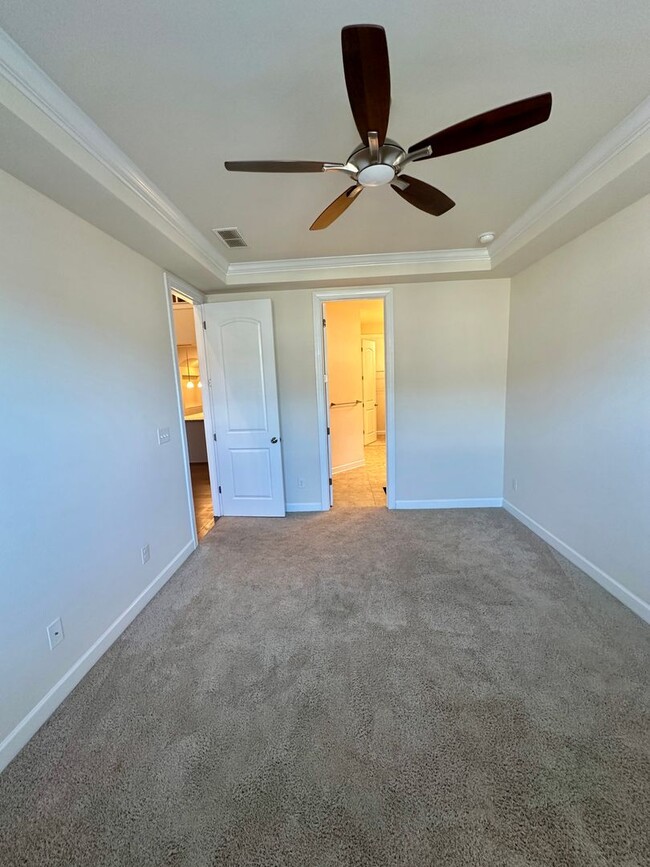 Building Photo - Spacious 3BR Townhouse in Berewick