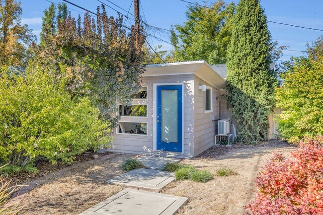 Building Photo - Stunning Single Family Home In Excellent L...