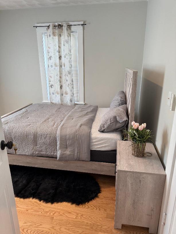 Building Photo - 129 Lyme St