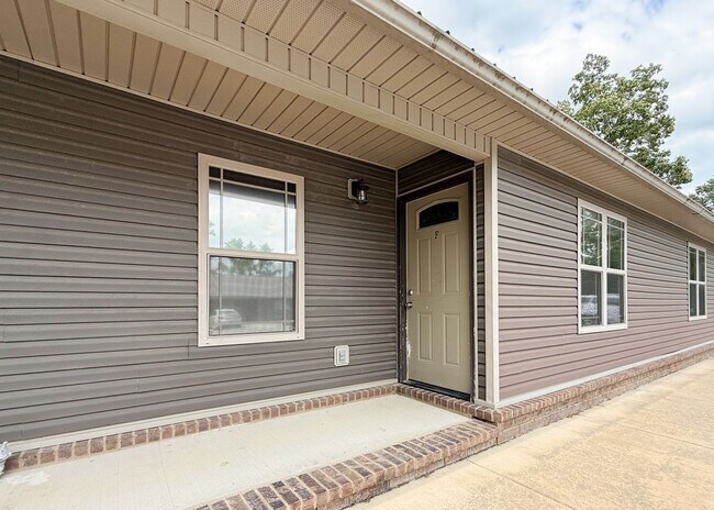 Building Photo - Commutable 2/1 Apartment • Water Included • Batesville