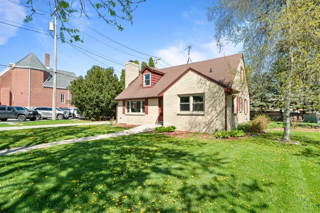 Building Photo - 11 S Church St