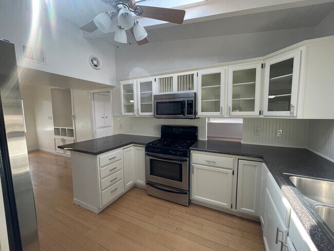 Building Photo - BEAUTIFUL HOME IN CENTER OF LAS VEGAS!