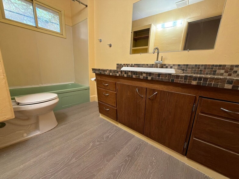 Building Photo - 105 Hankins Ln