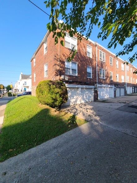 Garage parking - 6301 Morton St