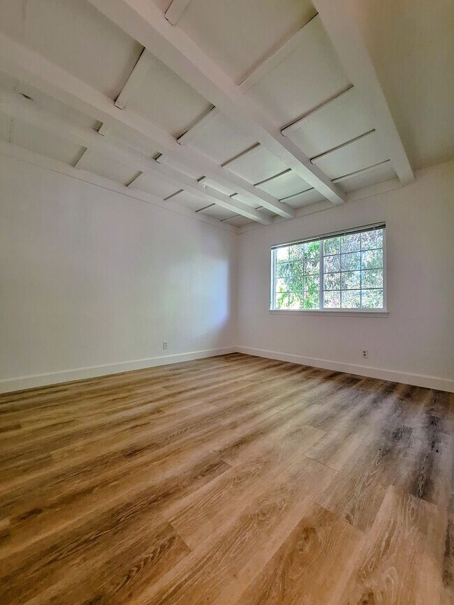 Building Photo - 1652 Crucero Dr