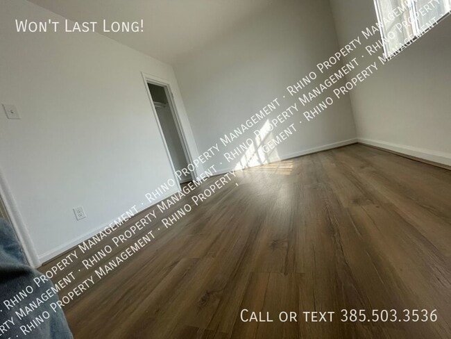 Building Photo - 3 Bedroom/1 Bathroom Triplex in SLC