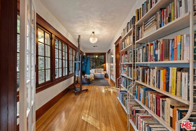 Building Photo - 8050 Jovenita Canyon Dr