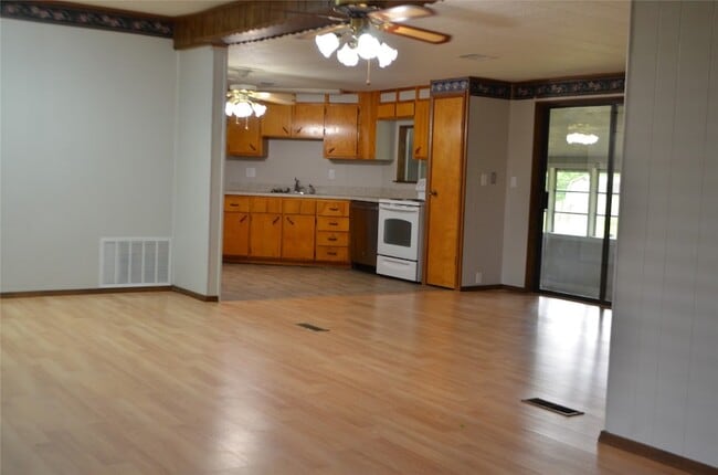 Building Photo - 2020 Gage Rd