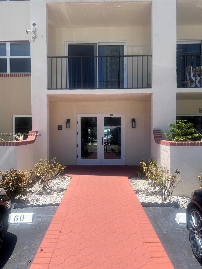 Building Photo - 400 N Riverside Dr