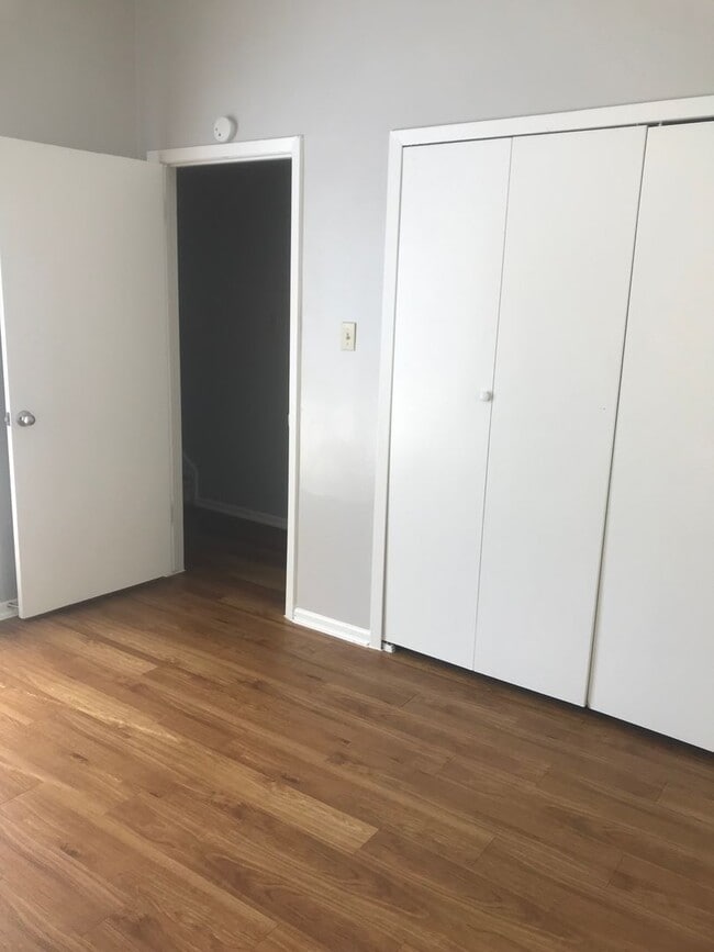 Building Photo - 2 bedroom Duplex