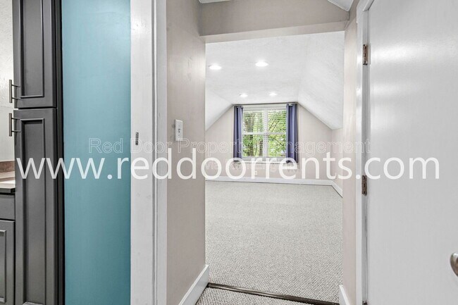 Building Photo - 2028 Hoyt Ave