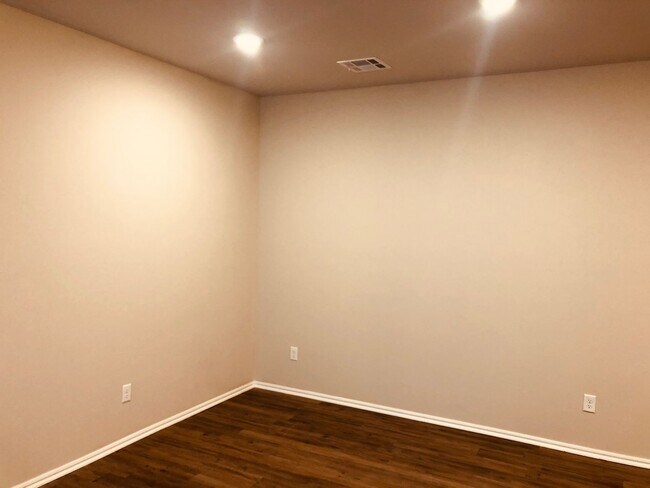 Building Photo - 3 bed 2 bath with 2 car garage duplex for rent in Edmond near Broadway and 2nd Street!