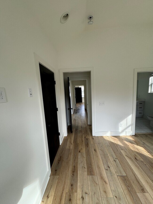 Building Photo - 509 Rosedale Ave