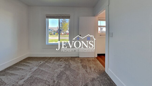 Building Photo - $300 Rent Credit - Well-kept ground-floor ...