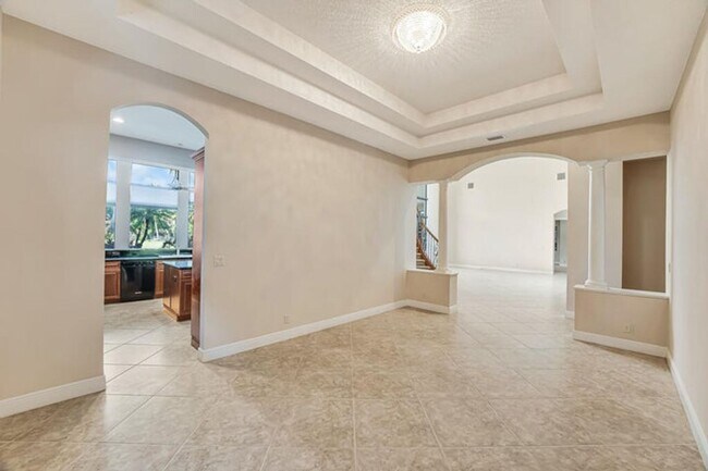 Building Photo - 10513 Versailles Blvd