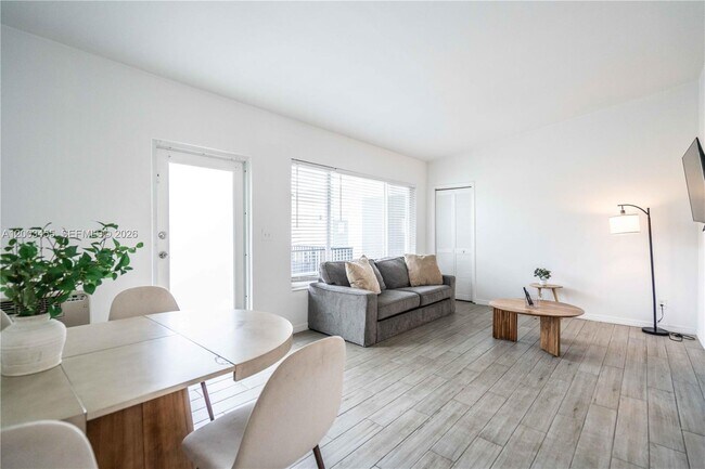 Building Photo - 1750 S Treasure Dr