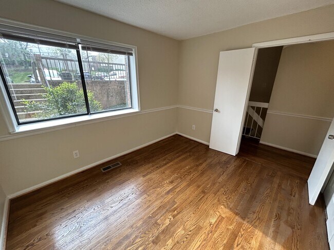 Building Photo - 3095 Hawthorne Dr NE