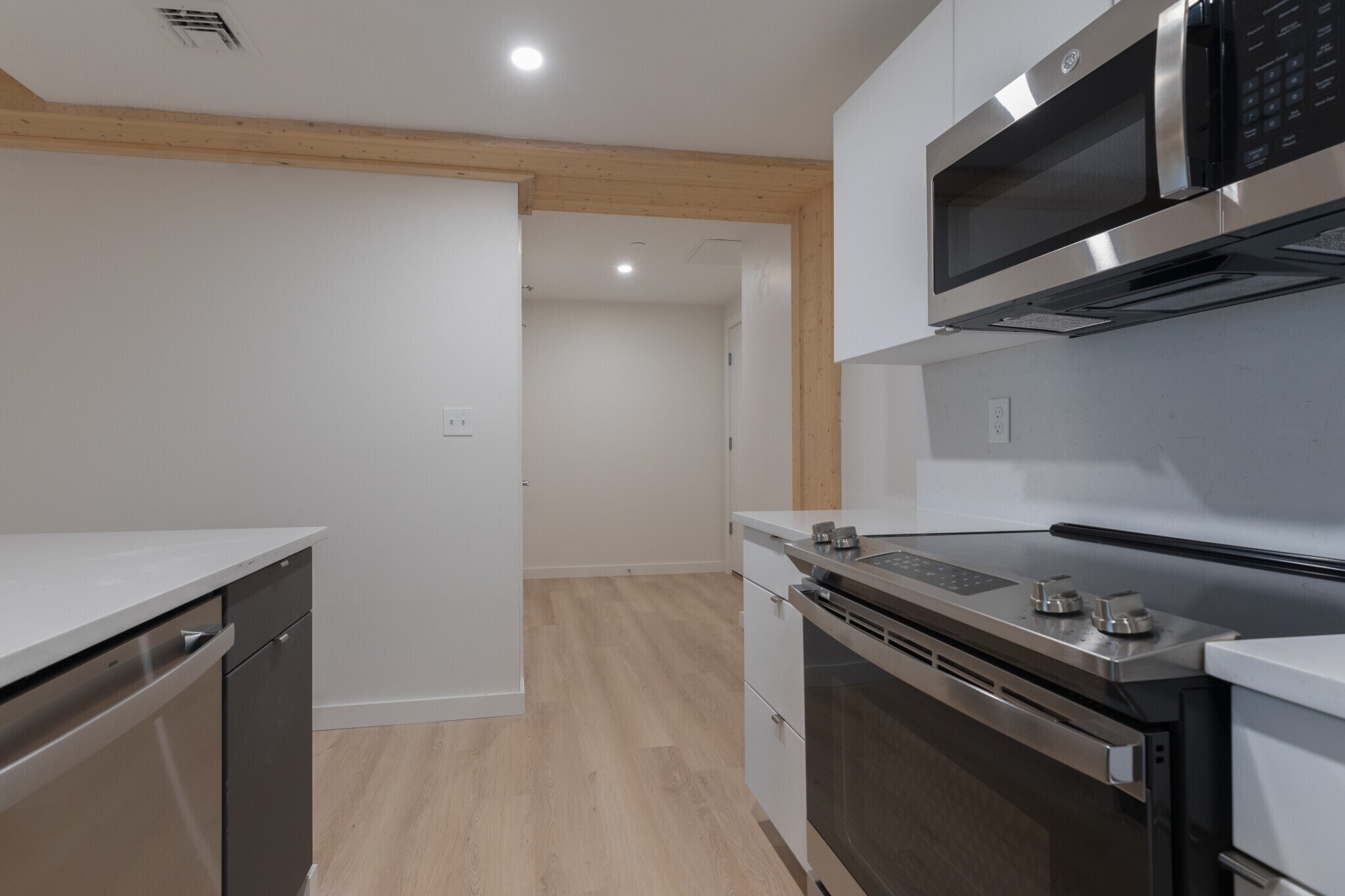 Building Photo - 11 E Lenox St