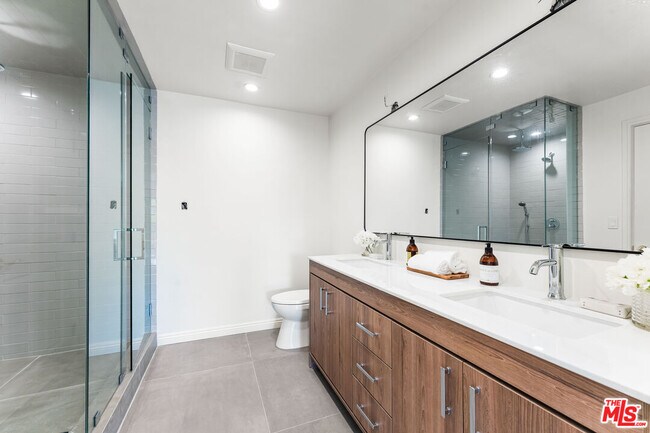 Building Photo - 3782 Berry Dr