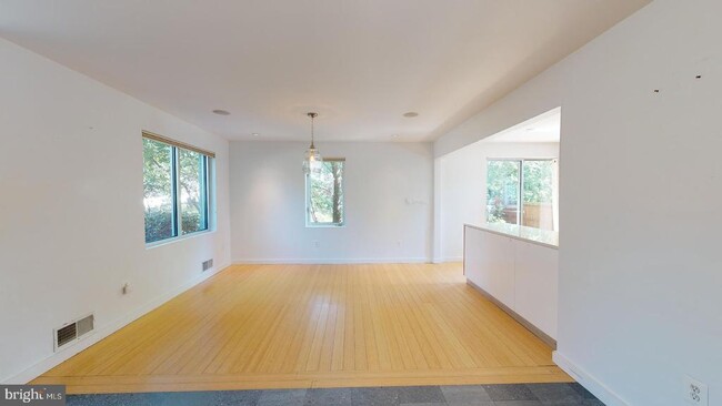 Building Photo - 213 E Raymond Ave