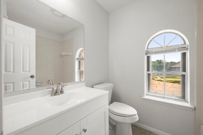 Building Photo - 16518 Elmwood Point Ln