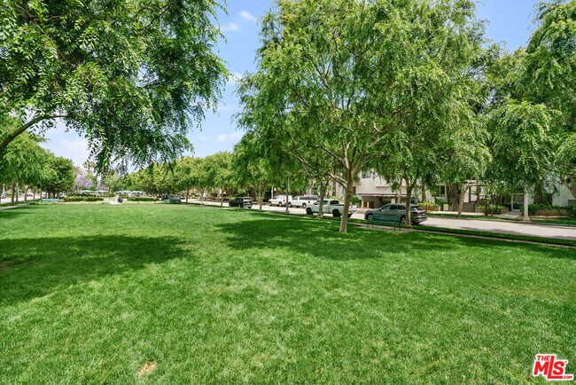 Building Photo - 6400 Crescent Prk E