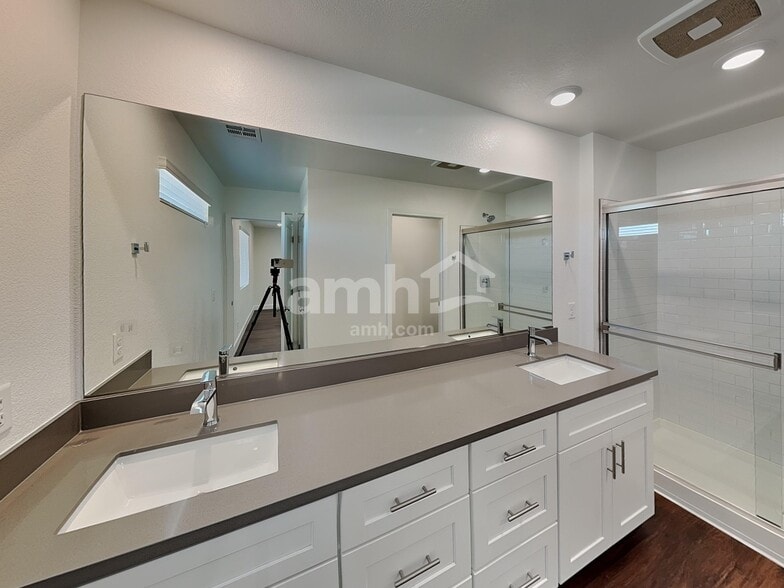 Building Photo - 556 Topiary Pk Ave