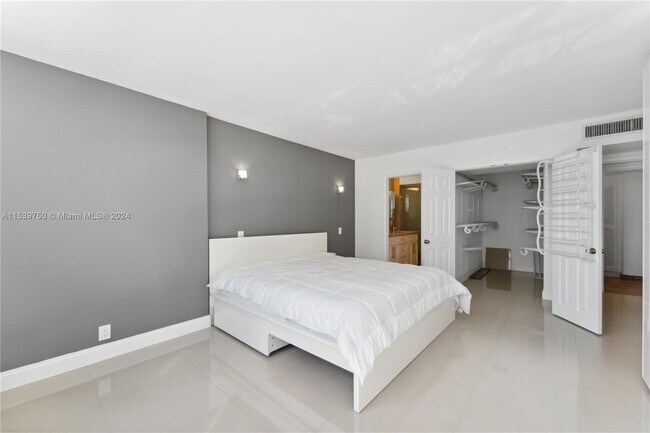 Building Photo - 9511 Collins Ave