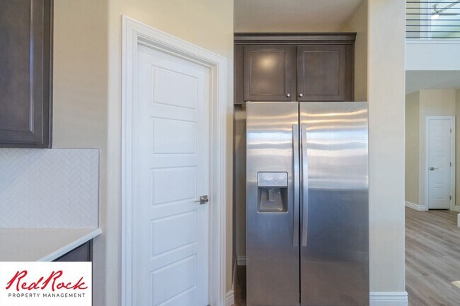 Building Photo - Stunning 4 Bedroom Home. Dog friendly!