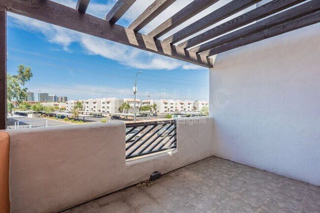 Building Photo - 1005 E 8th St